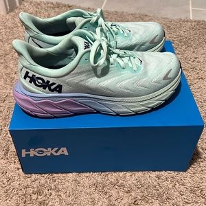 Hoka Arahi 6